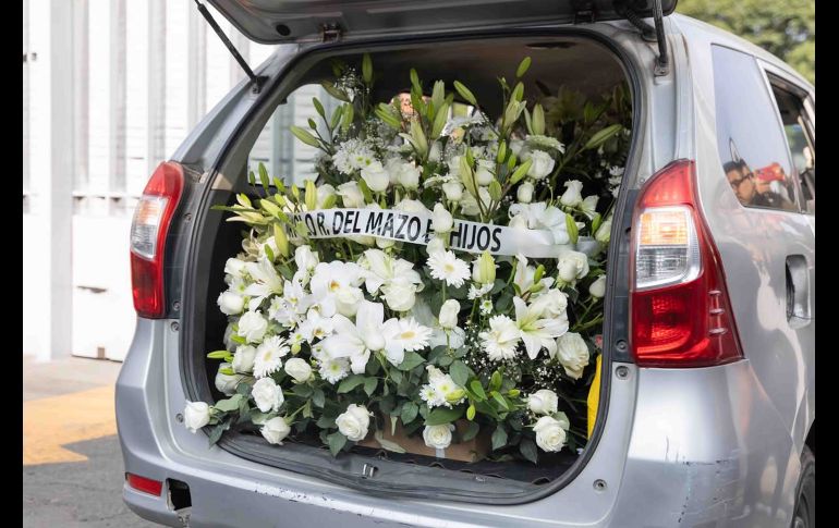 Tras la partida del ingeniero Cuauhtémoc Cárdenas Solórzano, familia y colegas llegaron al Panteón Francés con coronas de flores para mostrar sus condolencias. SUN/Y. Osnaya
