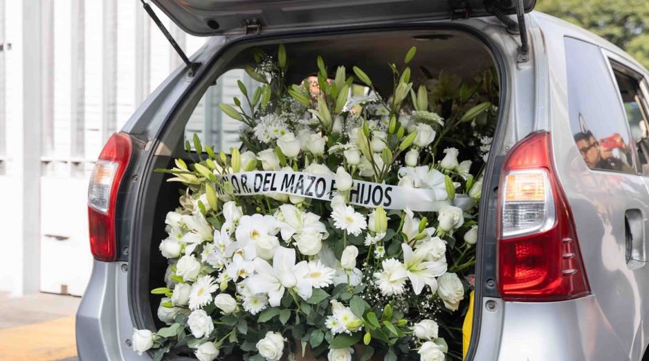 Tras la partida del ingeniero Cuauhtémoc Cárdenas Solórzano, familia y colegas llegaron al Panteón Francés con coronas de flores para mostrar sus condolencias. SUN/Y. Osnaya