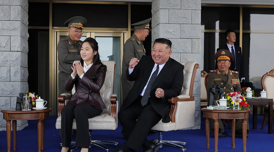 Fotografía cedida por la agencia KCNA que muestra al líder de Corea del Norte, Kim Jong-un (c), observando junto a su hija una exhibición de armas este jueves, en Pyonyang. EFE/KCNA