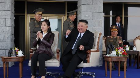 Fotografía cedida por la agencia KCNA que muestra al líder de Corea del Norte, Kim Jong-un (c), observando junto a su hija una exhibición de armas este jueves, en Pyonyang. EFE/KCNA