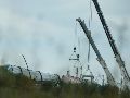Miembros de los servicios de rescate y maquinaria pesada continúan este viernes los trabajos de rescate de los dos trenes accidentados en Urda (Toledo). EFE/I. Herrero