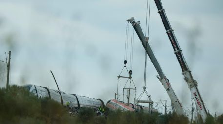 Miembros de los servicios de rescate y maquinaria pesada continúan este viernes los trabajos de rescate de los dos trenes accidentados en Urda (Toledo). EFE/I. Herrero
