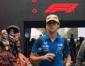 El piloto argentino de Alpine, Franco Colapinto, llega al autódromo con mate en mano en la fresca mañana de este viernes en la Ciudad de México. SUN / Jorge García Maldonado / ARMM