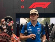 El piloto argentino de Alpine, Franco Colapinto, llega al autódromo con mate en mano en la fresca mañana de este viernes en la Ciudad de México. SUN / Jorge García Maldonado / ARMM