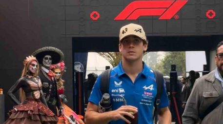 El piloto argentino de Alpine, Franco Colapinto, llega al autódromo con mate en mano en la fresca mañana de este viernes en la Ciudad de México. SUN / Jorge García Maldonado / ARMM