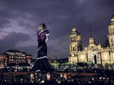 La imponente figura de fibra de vidrio y acero domina la gran ofrenda monumental instalada en el corazón capitalino. SUN / ARCHIVO