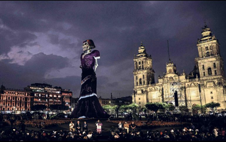La imponente figura de fibra de vidrio y acero domina la gran ofrenda monumental instalada en el corazón capitalino. SUN / ARCHIVO