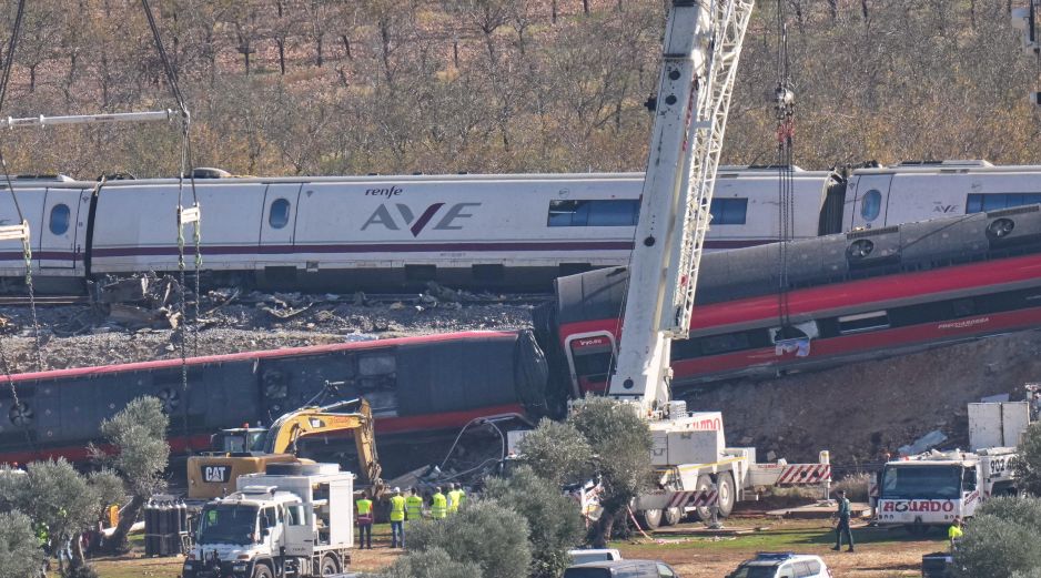 Una grúa trabaja este viernes 30 de octubre de 2026 en el lugar donde se encuentran los vagones de tren siniestrados tras una colisión entre dos trenes en Urda, España. AP/B. Armangue
