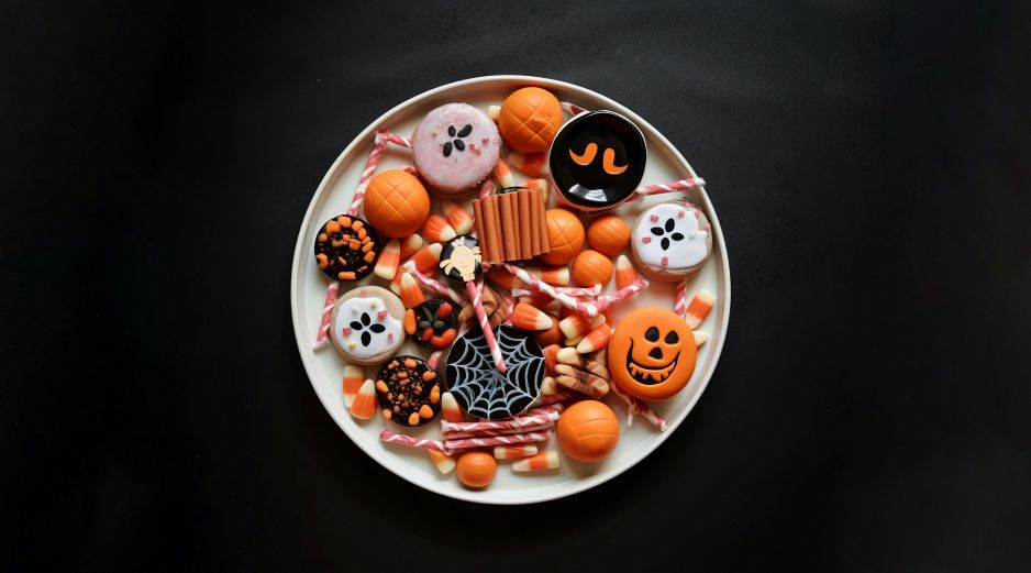 Es importante que los padres revisen los dulces recolectados en Halloween antes de consumirlos. UNSPLASH / T. Akbulut
