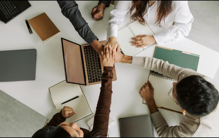 El trabajo no representa únicamente una fuente de ingresos. Cuando se desarrolla en condiciones adecuadas, dice la OMS, puede contribuir al bienestar psicológico al ofrecer estabilidad, relaciones sociales y un sentido de propósito. ESPECIAL / CANVA