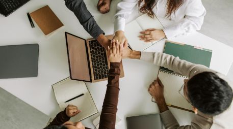 El trabajo no representa únicamente una fuente de ingresos. Cuando se desarrolla en condiciones adecuadas, dice la OMS, puede contribuir al bienestar psicológico al ofrecer estabilidad, relaciones sociales y un sentido de propósito. ESPECIAL / CANVA