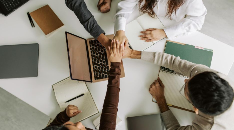El trabajo no representa únicamente una fuente de ingresos. Cuando se desarrolla en condiciones adecuadas, dice la OMS, puede contribuir al bienestar psicológico al ofrecer estabilidad, relaciones sociales y un sentido de propósito. ESPECIAL / CANVA