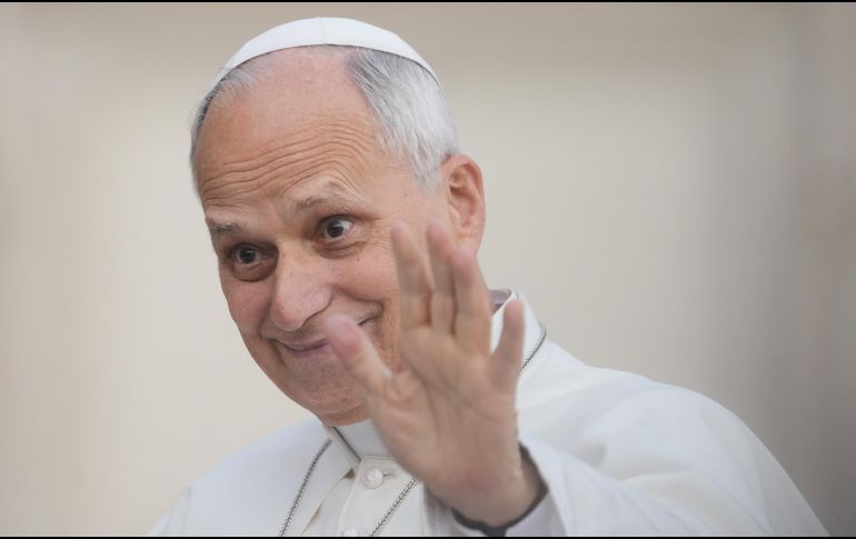 El papa León XIV saluda mientras llega a su audiencia general semanal en la Plaza de San Pedro, en el Vaticano, el pasado miércoles 28 de octubre de 2026. AP/G. Borgia