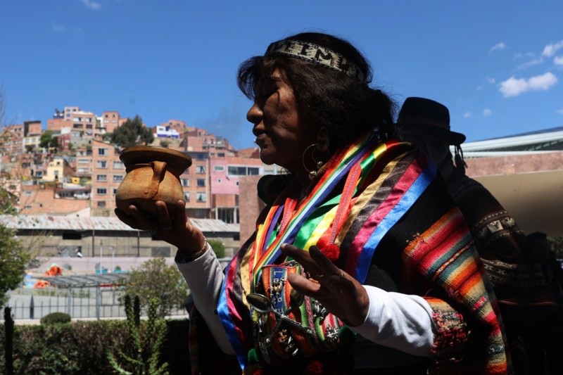  Un grupo de amautas o sabios aimaras desfilaron con ñatitas que fueron colocadas en un altar abierto al público. EFE /  L. Gandarillas