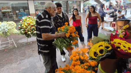 Los vendedores explicaron que el domingo la mayor parte de la venta se hace en los panteones municipales. EL INFORMADOR / J. VELAZCO