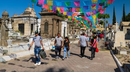 Cada año, miles de personas acuden a los diversos cementerios de Jalisco para visitar a sus seres queridos por el Día de Muertos. EL INFORMADOR/ARCHIVO