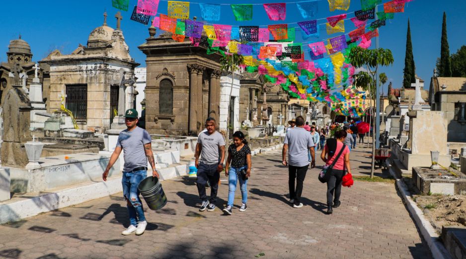 Cada año, miles de personas acuden a los diversos cementerios de Jalisco para visitar a sus seres queridos por el Día de Muertos. EL INFORMADOR/ARCHIVO