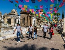 Cada año, miles de personas acuden a los diversos cementerios de Jalisco para visitar a sus seres queridos por el Día de Muertos. EL INFORMADOR/ARCHIVO