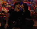 Ángela Aguilar y Christian Nodal posan frente a su tradicional altar de Día de Muertos, en una imagen que dividió opiniones en las redes sociales. INSTGRAM/@angela_aguilar_