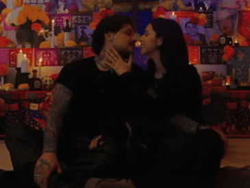 Ángela Aguilar y Christian Nodal posan frente a su tradicional altar de Día de Muertos, en una imagen que dividió opiniones en las redes sociales. INSTGRAM/@angela_aguilar_