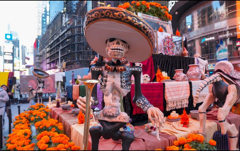 Los altares y Catrinas fueron organizados por un grupo de inmigrantes mexicanos pero todo lo que se muestra fue enviado desde México por los estados participantes, según su tradición para los altares. EFE/A. Colmenares