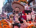 Los altares y Catrinas fueron organizados por un grupo de inmigrantes mexicanos pero todo lo que se muestra fue enviado desde México por los estados participantes, según su tradición para los altares. EFE/A. Colmenares
