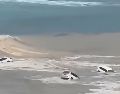 Uno de los puntos de mayor riesgo se localiza en el arroyo Costa Azul, en San José del Cabo, donde la fuerza del agua arrastró vehículos hacia el mar. REDES SOCIALES