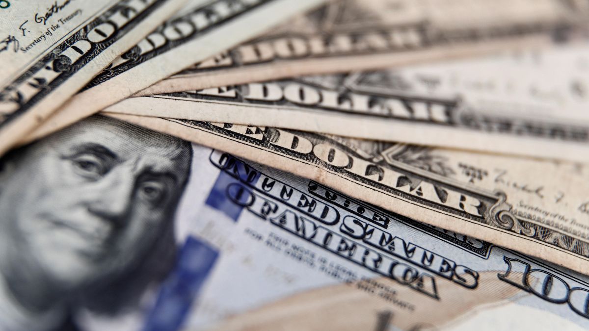 Peso mexicano suma ocho semanas de pérdidas frente al dólar y cae 4 % en octubre