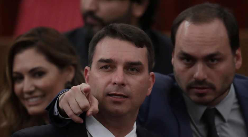 Flavio Bolsonaro, en el centro, y Carlos Bolsonaro, hijos del expresidente de Brasil Jair Bolsonaro, asisten a una ceremonia en el Supremo Tribunal Electoral de Brasilia, Brasil. AP/ARCHIVO