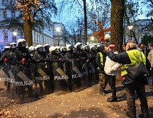 Agentes de policía resguardan el Tribunal Constitucional de Polonia ante las protestas afuera del recinto. EFE/R. Pietruszka