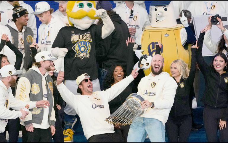 Los Brewers desfilaron por el centro de Milwaukee, celebrando su primer título de MLB. AP