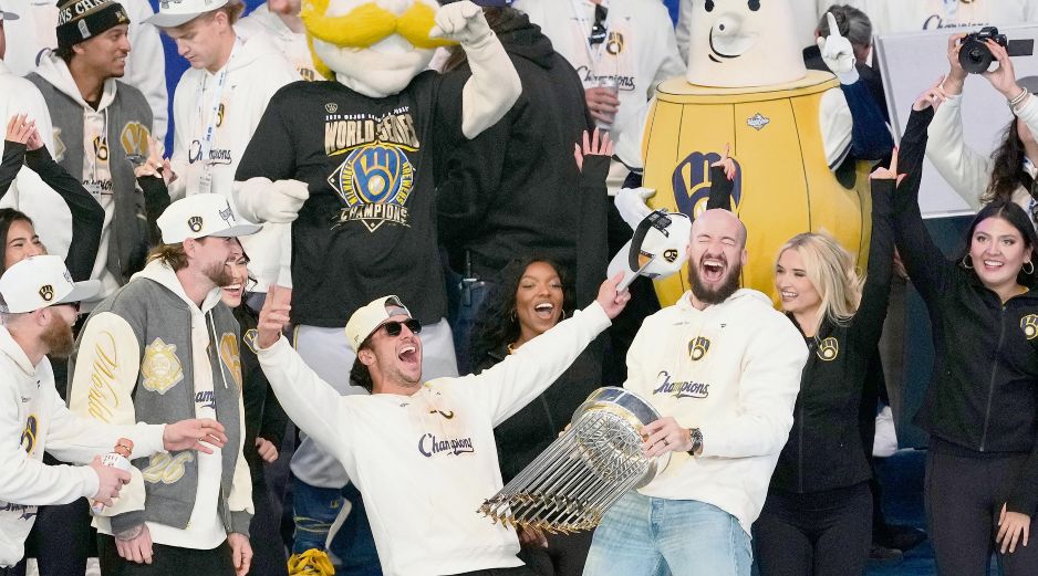 Los Brewers desfilaron por el centro de Milwaukee, celebrando su primer título de MLB. AP
