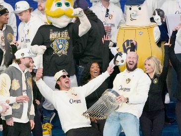 Los Brewers desfilaron por el centro de Milwaukee, celebrando su primer título de MLB. AP