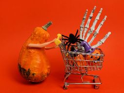 Los dulces, los disfraces y los adornos figuran entre los artículos con mayor demanda durante la temporada de Halloween en Estados Unidos, de acuerdo con la Federación Nacional de Minoristas. ESPECIAL / CANVA