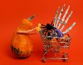Los dulces, los disfraces y los adornos figuran entre los artículos con mayor demanda durante la temporada de Halloween en Estados Unidos, de acuerdo con la Federación Nacional de Minoristas. ESPECIAL / CANVA