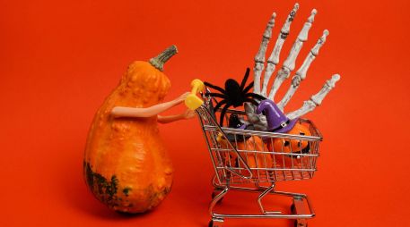 Los dulces, los disfraces y los adornos figuran entre los artículos con mayor demanda durante la temporada de Halloween en Estados Unidos, de acuerdo con la Federación Nacional de Minoristas. ESPECIAL / CANVA