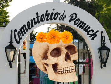 Cada año, durante la víspera del Día de Muertos, los habitantes acuden al cementerio local para realizar el Choo Ba