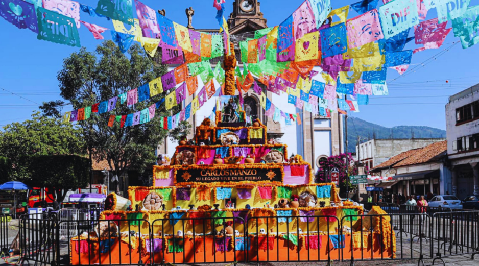 Una ofrenda dedicada a Carlos Manzo ocupa un espacio en la Plaza Morelos. SUN / G. Pano