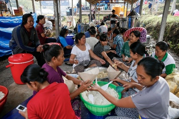 Familias evacuadas preparan comida en uno de los refugios. EFE/M. Nagi