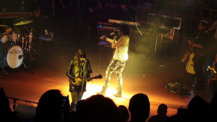 Tanto Hannah como Ashley siempre mantuvieron el ánimo e interactuaron con el público en todo momento. EL INFORMADOR