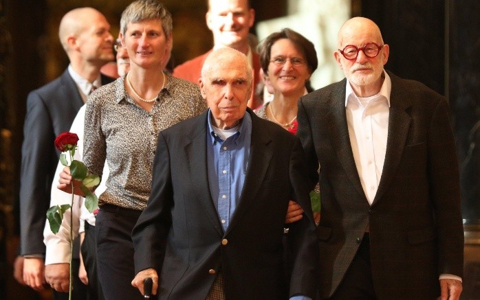 Karl Kreile y Bodo Mende se convirtieron el domingo en los primeros homosexuales en casarse en Berlín.  EFE/F. Strangmann