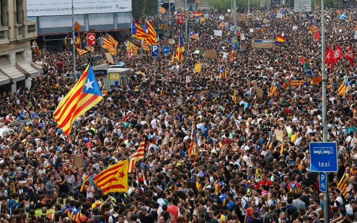 Concentraciones gritan contra los agentes de la Guardia Civil y la Policía Nacional desplazados por el gobierno central para impedir el referendo que se realizó el pasado domingo. AP / B. Edme