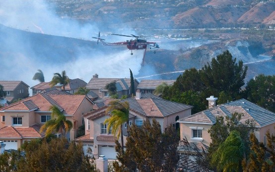 En total son 14 grandes incendios los que sacuden desde el domingo de noche ocho condados de la región vitivinícola de California. AFP / F. Brown
