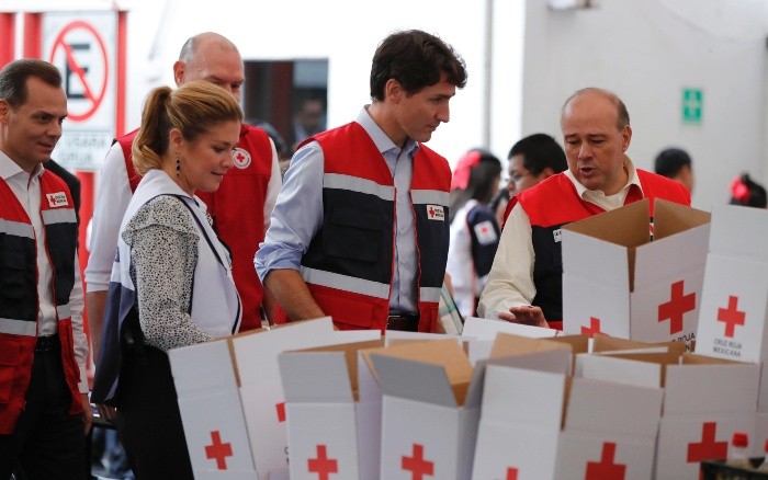 Trudeau estuvo acompañado por el presidente nacional de la Cruz Roja Mexicana, Fernando Suinaga. EFE / J. Méndez