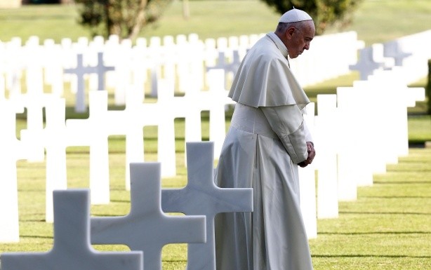 El Papa Francisco visita el Cementerio Americano de Nettuno, una localidad ubicada al sur de Roma. EFE / S. Rellandini