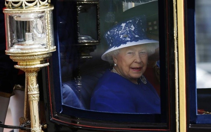 De acuerdo a la investigación del ICIJ, al menos 7.5 millones de dólares del dinero privado de la reina Isabel II fueron invertidos 