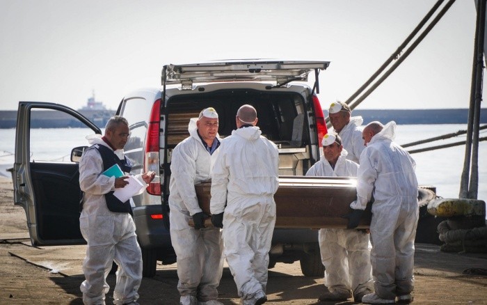 Rescatistas recuperan un cadáver del barco español “Cantabria” en el puerto de Salerno, Italia.EFE/C. Abbate