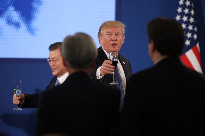 Donald Trump,Moon Jae-in - U.S. President Donald Trump and South Korean President Moon Jae-in toast before a dinner at the Blue House in Seoul, South Korea, Tuesday, November 7, 2017. Trump is on a five country trip through Asia traveling to Japan, South Korea, China, Vietnam and the Philippines. (AP Photo/Andrew Harnik) Trump South Korea