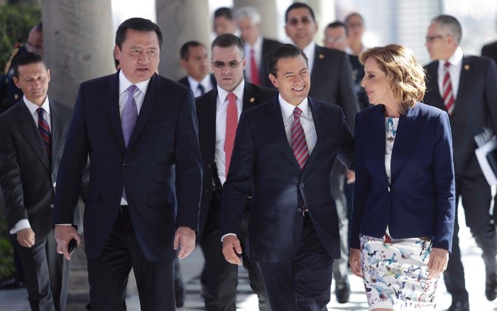 El secretario de Gobernación, Miguel Ángel Osorio Chong; el Presidente Enrique Peña Nieto, y la activista María Elena Morera. SUN/I. Stephens