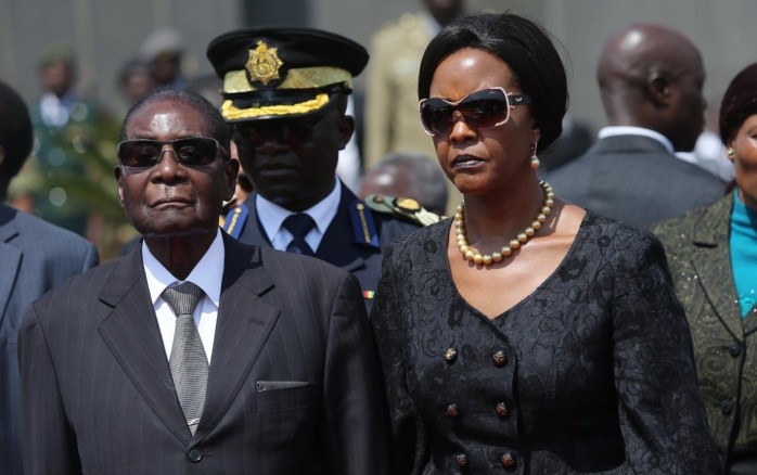 Foto de archivo del presidente de Zimbabue, Robert Mugabe, y su esposa Grace a su llegada al National Heroes Acre en Harare. EFE/A. Ufumeli